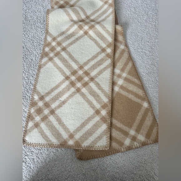 brand new Burberry beige wool scarf Item 80792511 - Picture 3 of 10